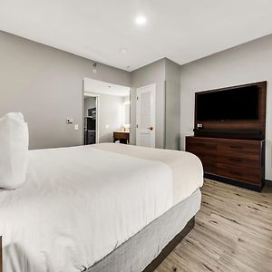Studio Suite One King Bed Full Kitchenette Non-Smoking